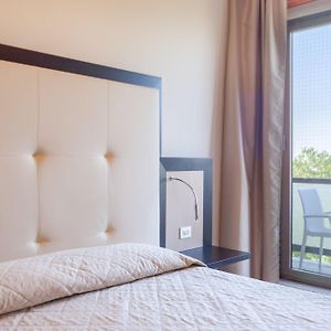 Zimmer mit Kingsize-Bett